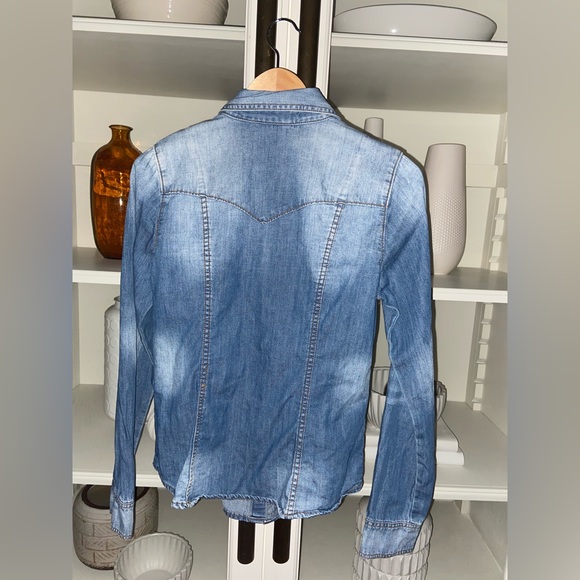 Guess jean button up, women’s size M - Picture 8 of 8